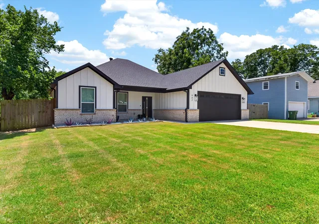 Photo 2 of Single family home for sale at 902 N Main St, Tioga, TX 76271 | MLS# 21312369 | Listing updated on 2026-08-24