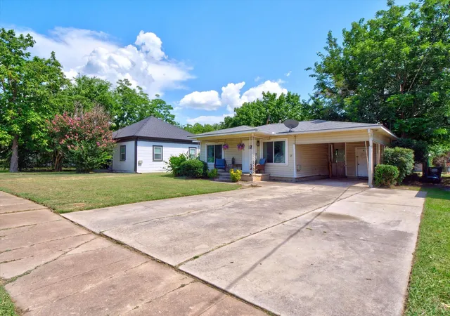 Photo 2 of Single family home for sale at 626 E South St, Whitesboro, TX 76273 | MLS# 21326742 | Listing updated on 2026-08-28