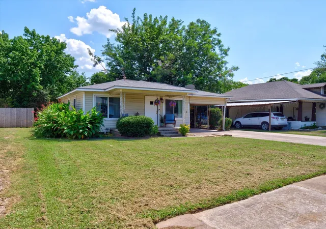 Photo 3 of Single family home for sale at 626 E South St, Whitesboro, TX 76273 | MLS# 21326742 | Listing updated on 2026-08-28
