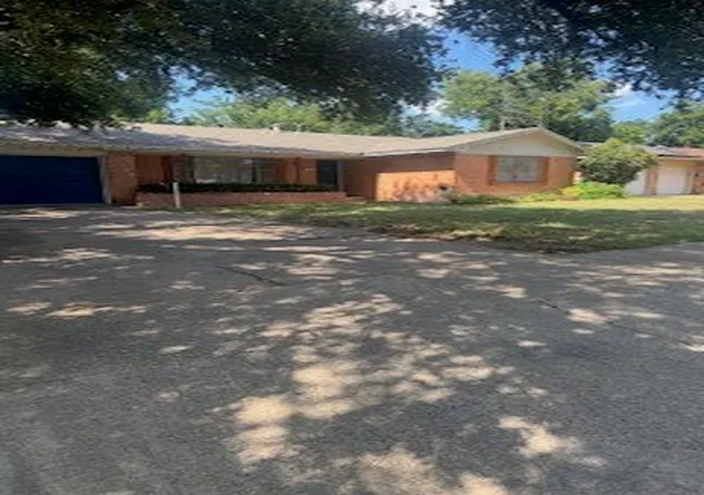 Photo 1 of Single family home for sale at 709 Valley View Dr, Arlington, TX 76010 | MLS# 21326760 | Listing updated on 2026-07-11