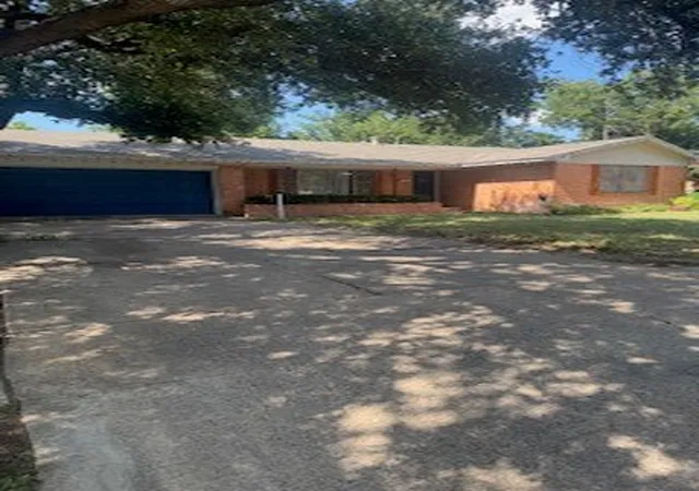 Photo 2 of Single family home for sale at 709 Valley View Dr, Arlington, TX 76010 | MLS# 21326760 | Listing updated on 2026-07-11