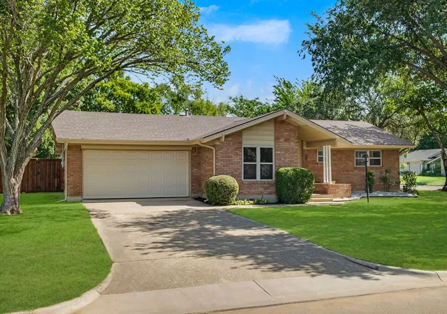 Photo 3 of Single family home for sale at 1300 Amherst Dr, Denton, TX 76201 | MLS# 21267572 | Listing updated on 2026-08-24