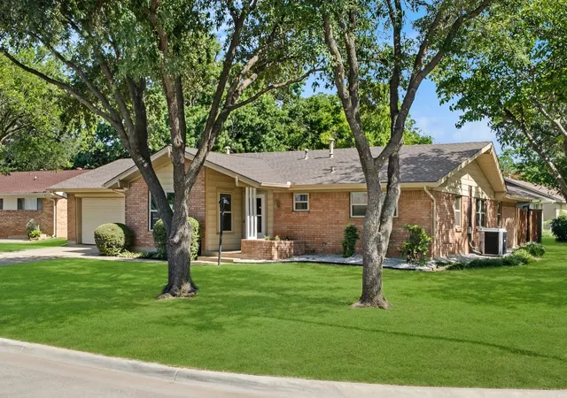 Photo 4 of Single family home for sale at 1300 Amherst Dr, Denton, TX 76201 | MLS# 21267572 | Listing updated on 2026-08-24