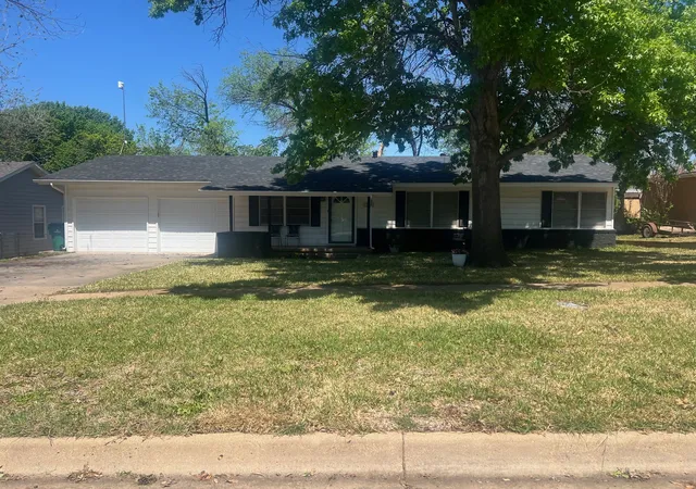 Photo 1 of Sale Pending at 1305 Hillcrest Dr, Graham, TX 76450 | MLS# 21326722 | Listing updated on 2026-09-29