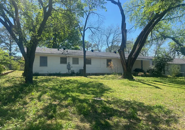 Photo 2 of Sale Pending at 1305 Hillcrest Dr, Graham, TX 76450 | MLS# 21326722 | Listing updated on 2026-09-29