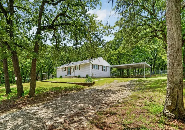 Single family home for sale at 186 Garnet Rd, Springtown, TX 76082 | MLS# 21326472
