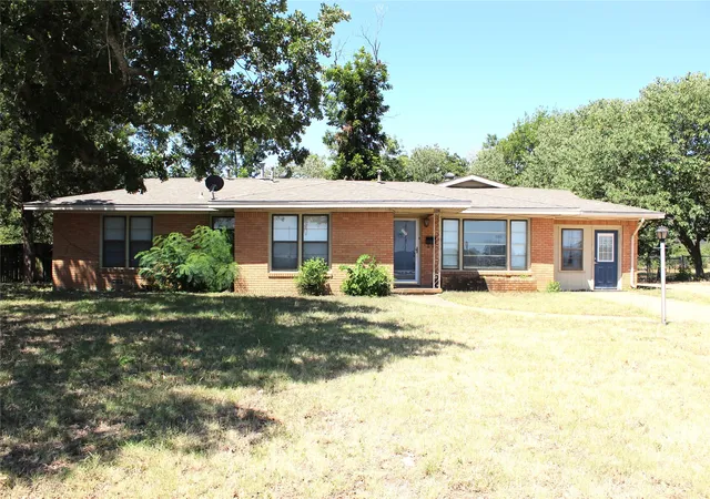 Photo 1 of Single family home for sale at 860 N Harbin Dr, Stephenville, TX 76401 | MLS# 21326418 | Listing updated on 2026-08-26