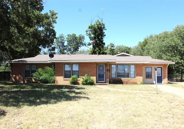 Photo 2 of Single family home for sale at 860 N Harbin Dr, Stephenville, TX 76401 | MLS# 21326418 | Listing updated on 2026-08-26