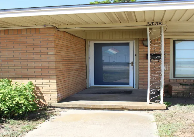 Photo 3 of Single family home for sale at 860 N Harbin Dr, Stephenville, TX 76401 | MLS# 21326418 | Listing updated on 2026-08-26