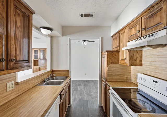 Photo 4 of Single family home for sale at 409 Gabe Ct, Denton, TX 76207 | MLS# 21326235 | Listing updated on 2026-08-31