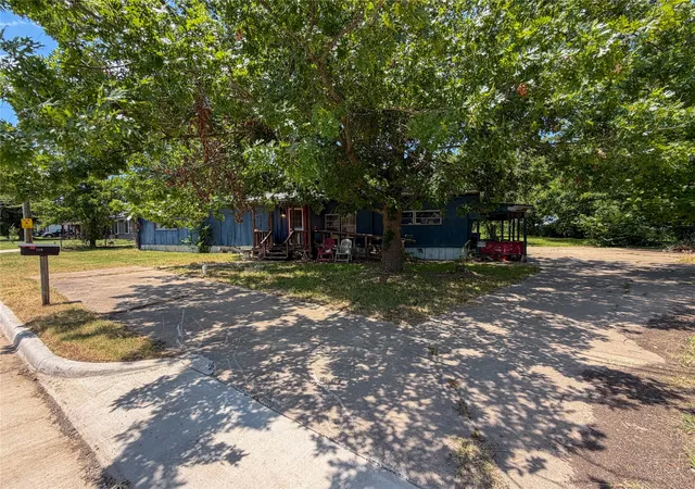 Photo 3 of Manufactured home for sale at 719 E Bullock St, Denison, TX 75021 | MLS# 21326863 | Listing updated on 2026-09-25