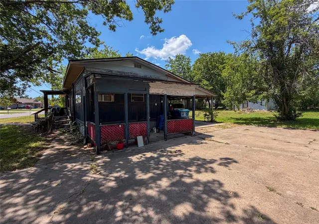Photo 3 of Manufactured home for sale at 719 E Bullock St, Denison, TX 75021 | MLS# 21326863 | Listing updated on 2026-09-25