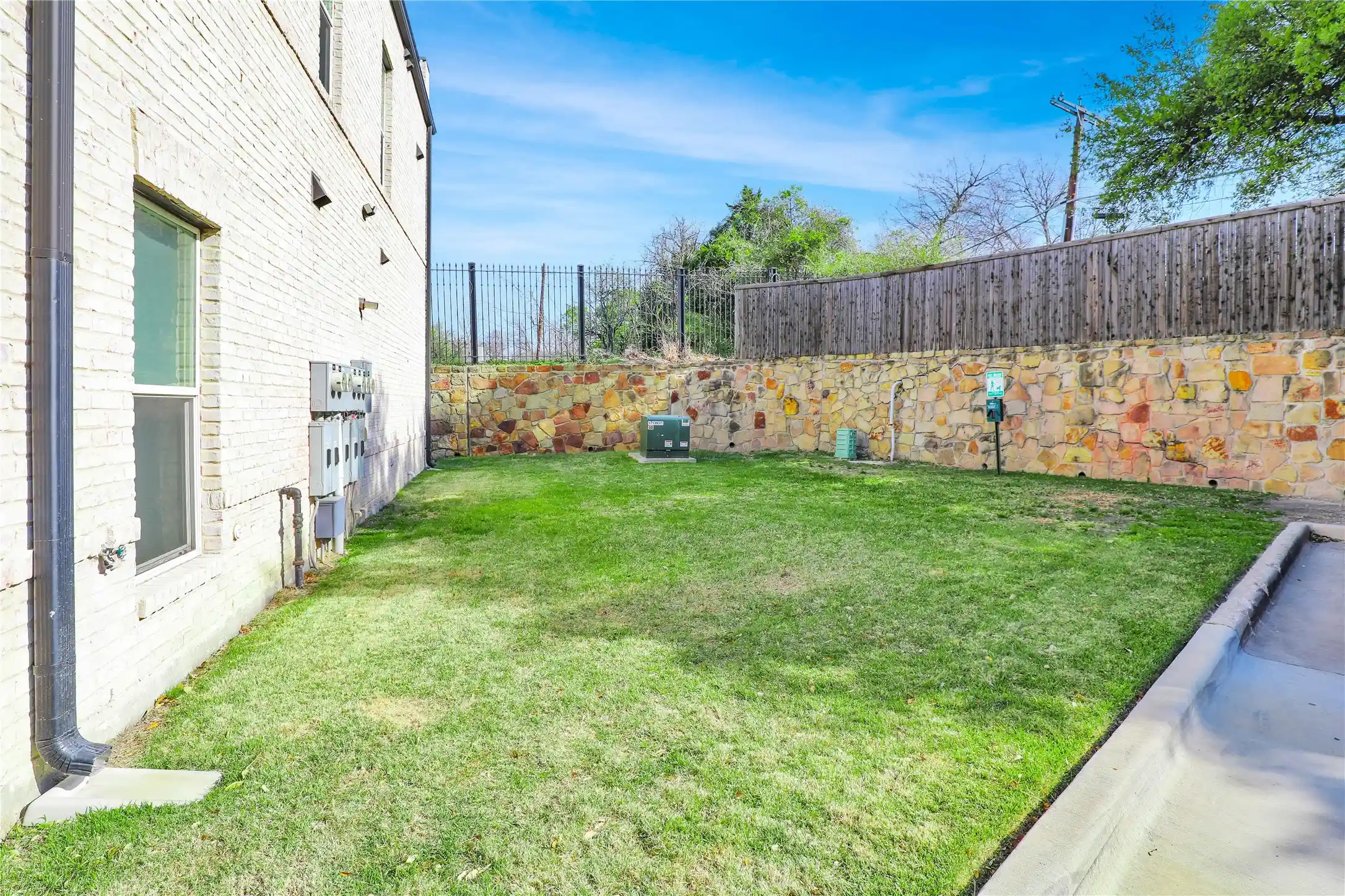 Listing Photo 38 - Condo for sale in 7333 Vly Vw Ln located at 7333 Vly Vw Ln, Dallas, TX 75240 - Unit #607
