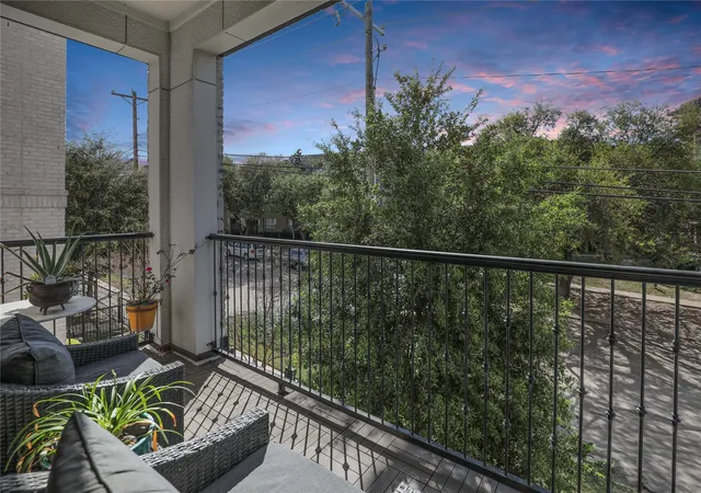 Listing Photo 4 - Condo for sale in building located at 7333 Vly Vw Ln, Dallas, TX 75240 - Unit #607