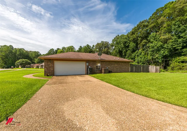 Photo 4 of Single family home for sale at 3002 Long Pines Dr, Shreveport, LA 71119 | MLS# 21316457 | Listing updated on 2026-08-18