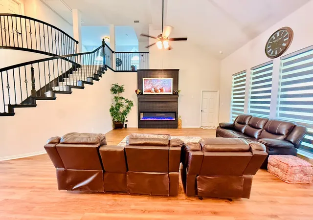 Photo 4 of Single family home for sale at 214 Tradd St, Glenn Heights, TX 75154 | MLS# 21327057 | Listing updated on 2026-07-10
