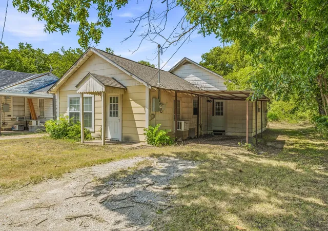 Photo 2 of Single family home for sale at 552 S Minter St, Stephenville, TX 76401 | MLS# 21324048 | Listing updated on 2026-09-18