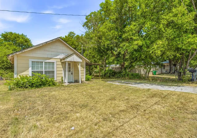 Photo 3 of Single family home for sale at 552 S Minter St, Stephenville, TX 76401 | MLS# 21324048 | Listing updated on 2026-09-18