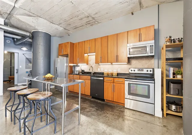 Photo 4 of Condo for sale at 1122 Jackson St #402, Dallas, TX 75202 | MLS# 21325593 | Listing updated on 2026-08-22