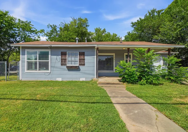 Photo 1 of Single family home for sale at 1401 Granbury St, Cleburne, TX 76033 | MLS# 21318395 | Listing updated on 2026-08-03