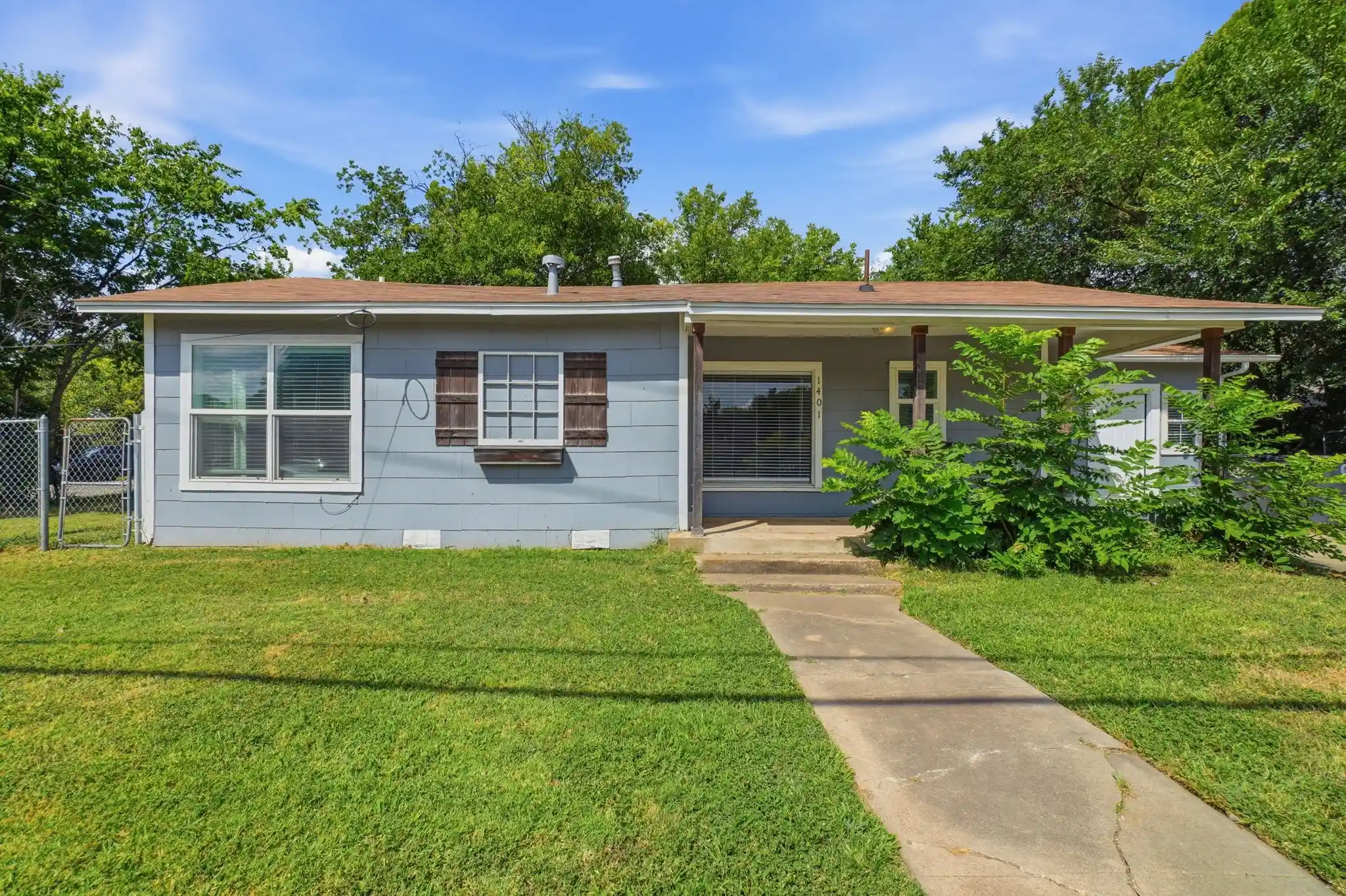 Photo 1 of Single family home for sale at 1401 Granbury St, Cleburne, TX 76033 | MLS# 21318395 | Listing updated on 2026-10-16