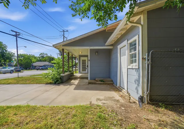 Photo 3 of Single family home for sale at 1401 Granbury St, Cleburne, TX 76033 | MLS# 21318395 | Listing updated on 2026-08-03