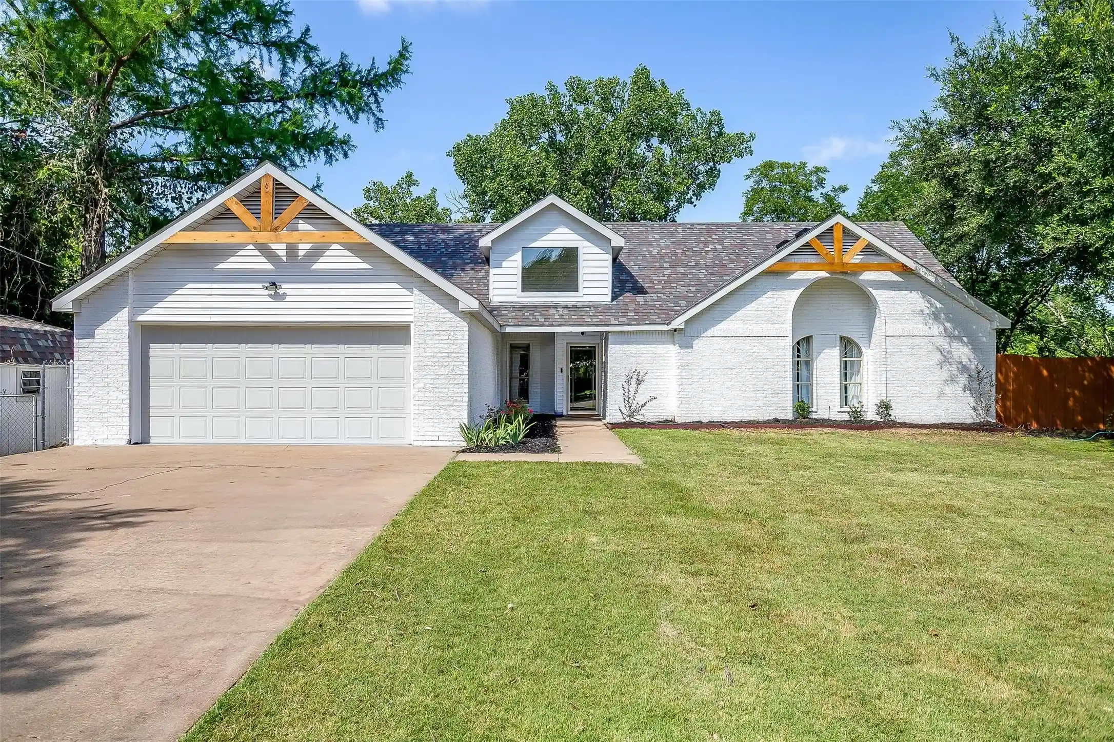 Photo 1 of Single family home for sale at 1401 Cheyenne Trl, Granbury, TX 76048 | MLS# 21326711 | Listing updated on 2026-10-27