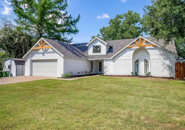 Photo 2 of Single family home for sale at 1401 Cheyenne Trl, Granbury, TX 76048 | MLS# 21326711 | Listing updated on 2026-08-26