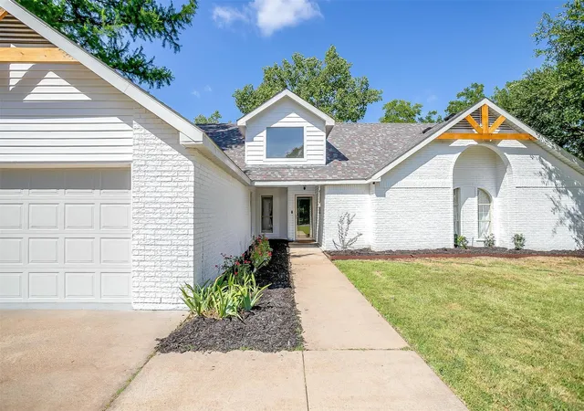 Photo 3 of Single family home for sale at 1401 Cheyenne Trl, Granbury, TX 76048 | MLS# 21326711 | Listing updated on 2026-08-26