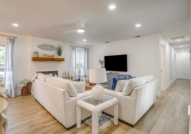 Photo 4 of Single family home for sale at 1401 Cheyenne Trl, Granbury, TX 76048 | MLS# 21326711 | Listing updated on 2026-10-05