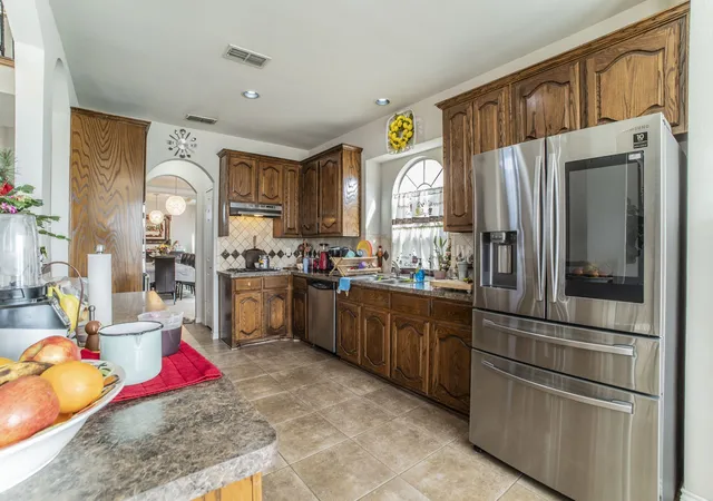 Photo 4 of Single family home for sale at 317 Crescent Creek Ln, Fort Worth, TX 76140 | MLS# 21327126 | Listing updated on 2026-07-10