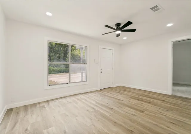 Photo 3 of Single family home for sale at 1211 E Virginia St, Mc Kinney, TX 75069 | MLS# 21327145 | Listing updated on 2026-09-22