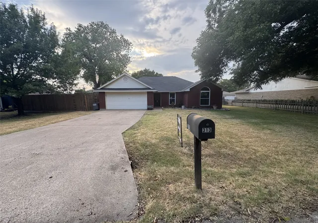 Photo 1 of Single family home for sale at 313 N Main St, Red Oak, TX 75154 | MLS# 21327116 | Listing updated on 2026-08-27