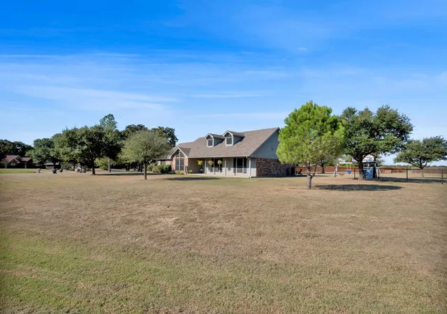 Photo 3 of Single family home for sale at 1020 Oak Hollow Ln, Seagoville, TX 75159 | MLS# 21327149 | Listing updated on 2026-10-05