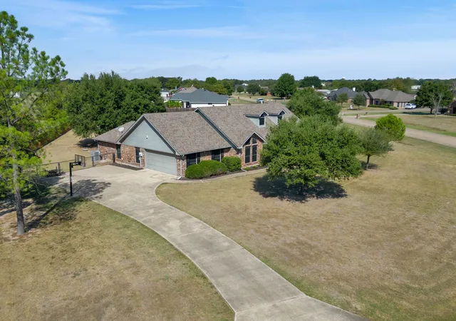 Photo 4 of Single family home for sale at 1020 Oak Hollow Ln, Seagoville, TX 75159 | MLS# 21327149 | Listing updated on 2026-10-05