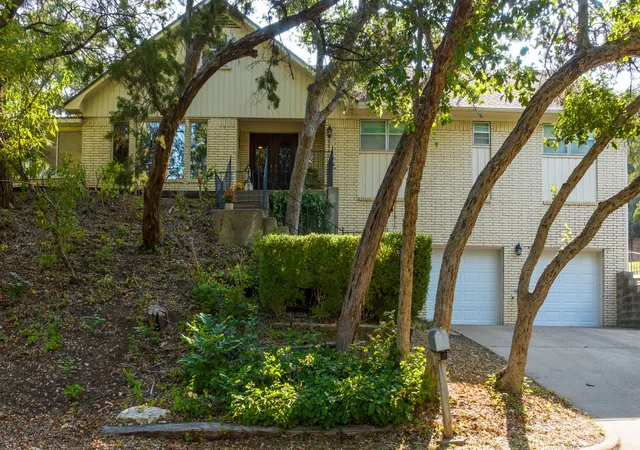 Photo 1 of Sale Pending at 2621 Arroyo Rd, Waco, TX 76710 | MLS# 21326784 | Listing updated on 2026-09-28