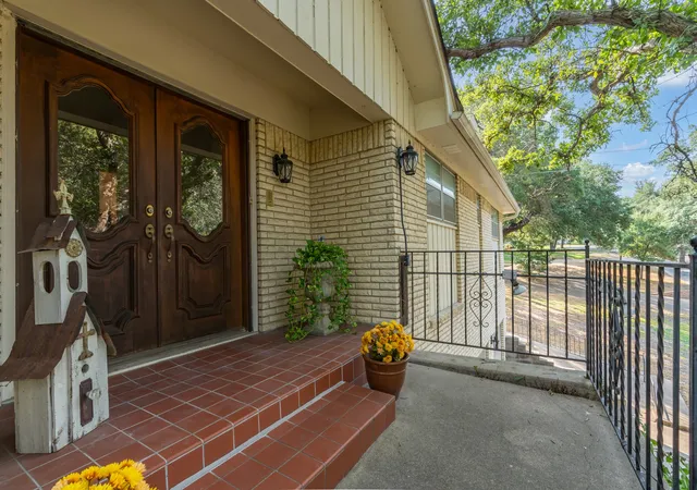 Photo 2 of Sale Pending at 2621 Arroyo Rd, Waco, TX 76710 | MLS# 21326784 | Listing updated on 2026-09-28