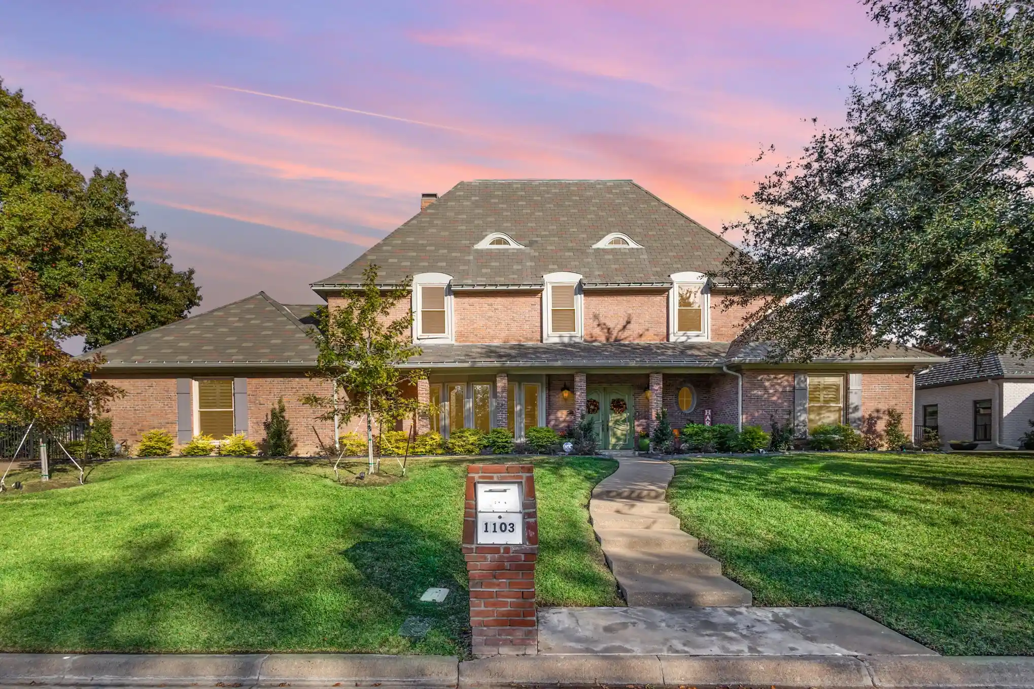 Photo 1 of Single family home for sale at 1103 Findlay Dr, Arlington, TX 76012 | MLS# 21327269 | Listing updated on 2026-10-26