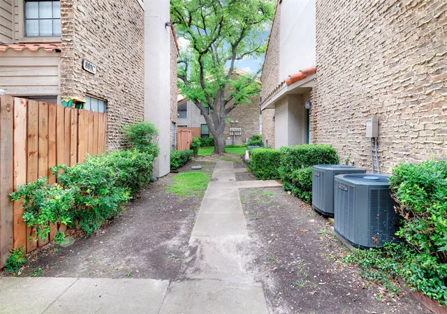 Listing Photo 3 - Condo for sale in building located at 877 Dublin Dr, Richardson, TX 75080 - Unit #1