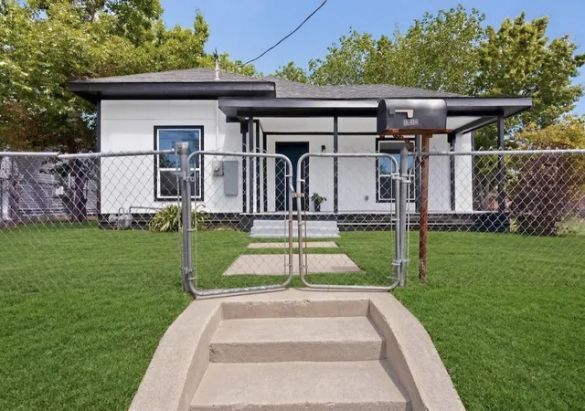Photo 3 of Single family home for sale at 1612 Jones St, Greenville, TX 75401 | MLS# 21327299 | Listing updated on 2026-07-10