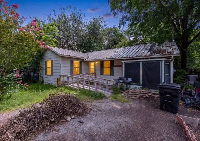 Photo 1 of Sale Pending at 906 Branch St, Greenville, TX 75401 | MLS# 21325957 | Listing updated on 2026-10-08