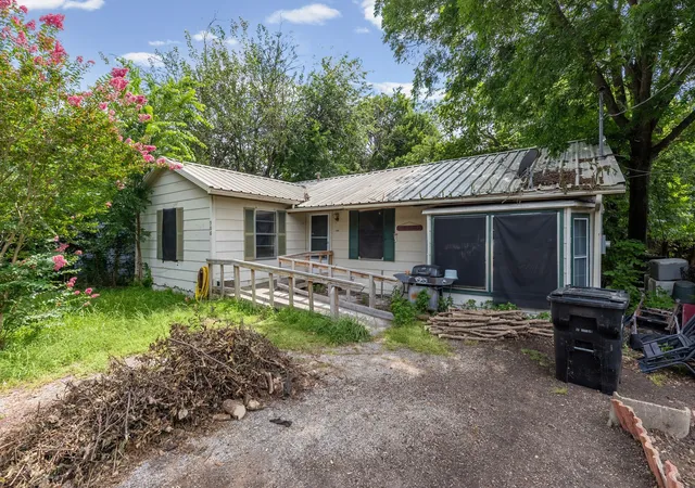 Photo 2 of Sale Pending at 906 Branch St, Greenville, TX 75401 | MLS# 21325957 | Listing updated on 2026-10-08