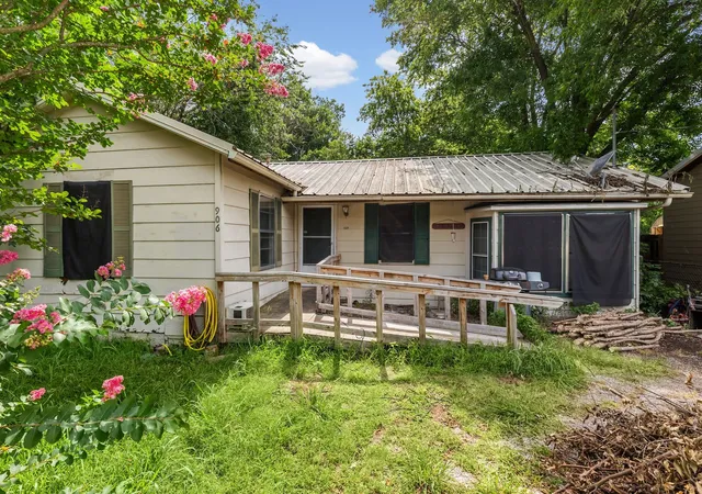 Photo 3 of Sale Pending at 906 Branch St, Greenville, TX 75401 | MLS# 21325957 | Listing updated on 2026-10-08