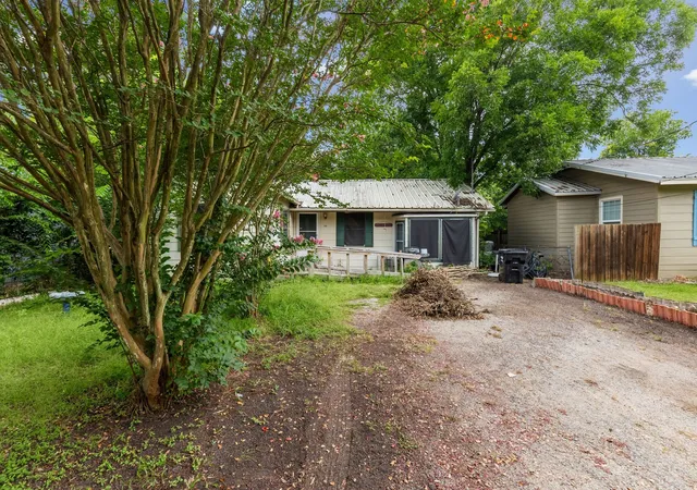 Photo 3 of Sale Pending at 906 Branch St, Greenville, TX 75401 | MLS# 21325957 | Listing updated on 2026-10-08