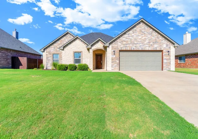 Photo 1 of Single family home for sale at 808 Chestnut Grove Dr, Cleburne, TX 76033 | MLS# 21325732 | Listing updated on 2026-07-10