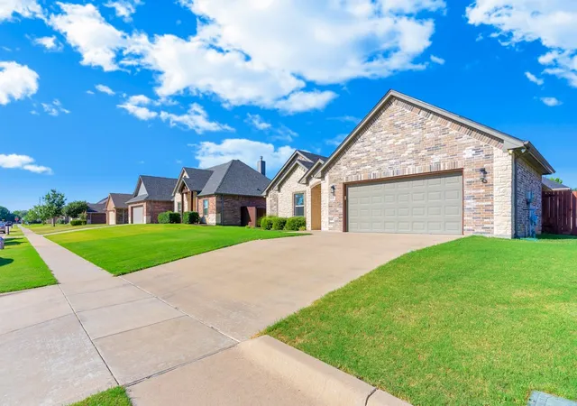 Photo 3 of Single family home for sale at 808 Chestnut Grove Dr, Cleburne, TX 76033 | MLS# 21325732 | Listing updated on 2026-07-10