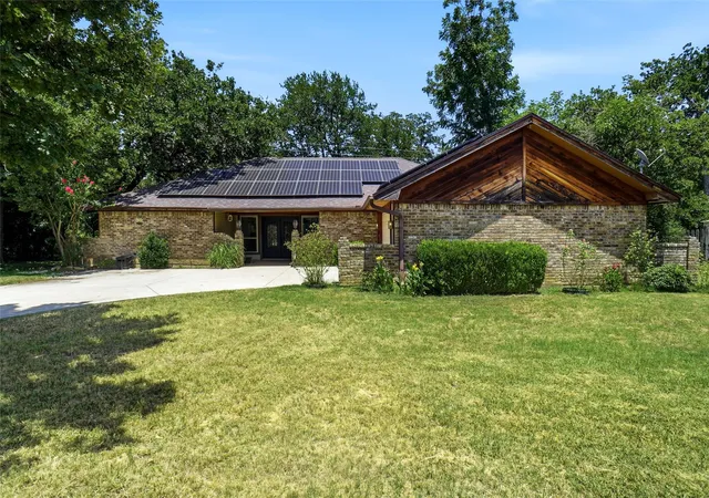 Photo 1 of Single family home for sale at 35 Hickory Hills Blvd, Lake Dallas, TX 75065 | MLS# 21323682 | Listing updated on 2026-09-21