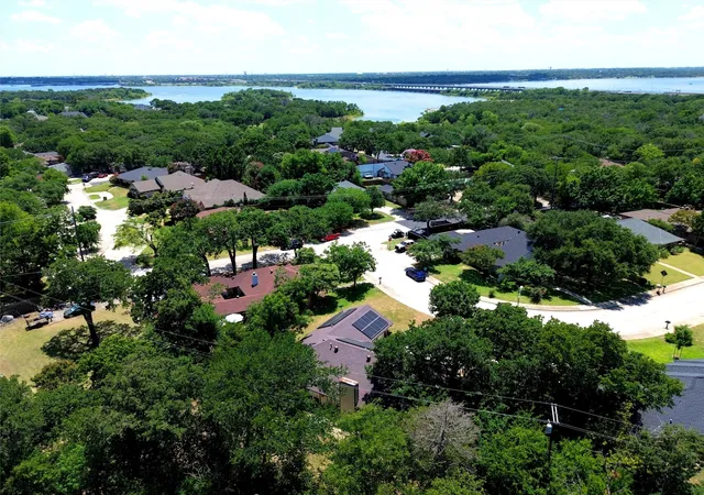 Photo 2 of Single family home for sale at 35 Hickory Hills Blvd, Lake Dallas, TX 75065 | MLS# 21323682 | Listing updated on 2026-09-21