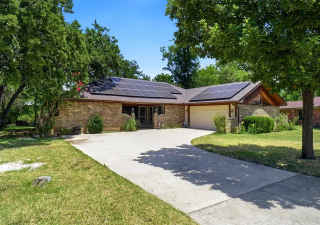 Photo 3 of Single family home for sale at 35 Hickory Hills Blvd, Lake Dallas, TX 75065 | MLS# 21323682 | Listing updated on 2026-09-21