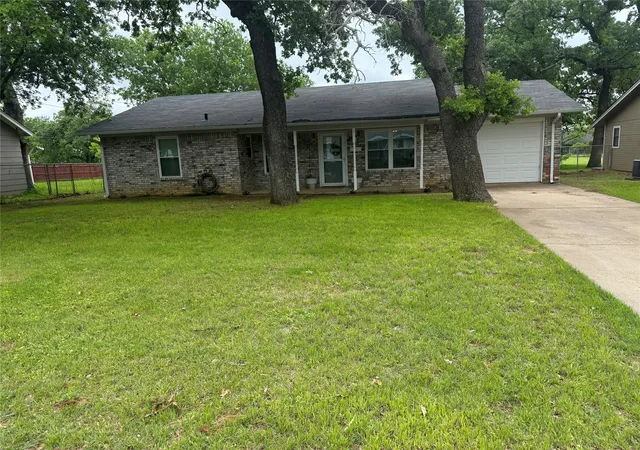 Photo 1 of Single family home for sale at 1530 W Groesbeck St, Stephenville, TX 76401 | MLS# 21322954 | Listing updated on 2026-08-05